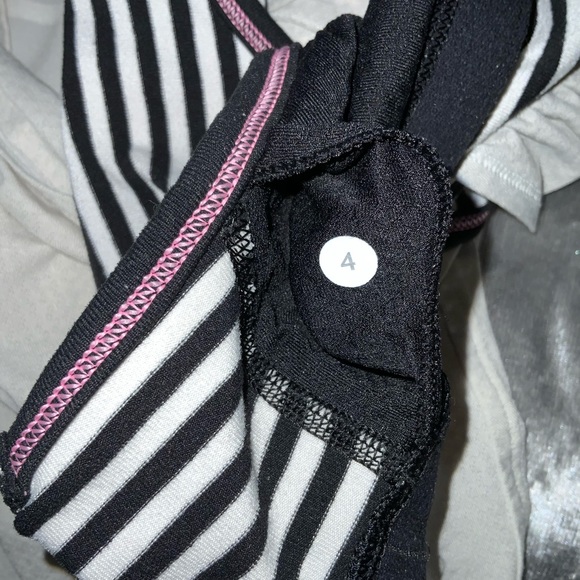 Lululemon workout top with built in bra size 4 - Picture 5 of 5